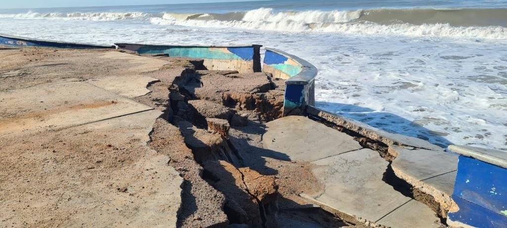 Colapsa malecón en playa Ceuta por fuerte oleaje