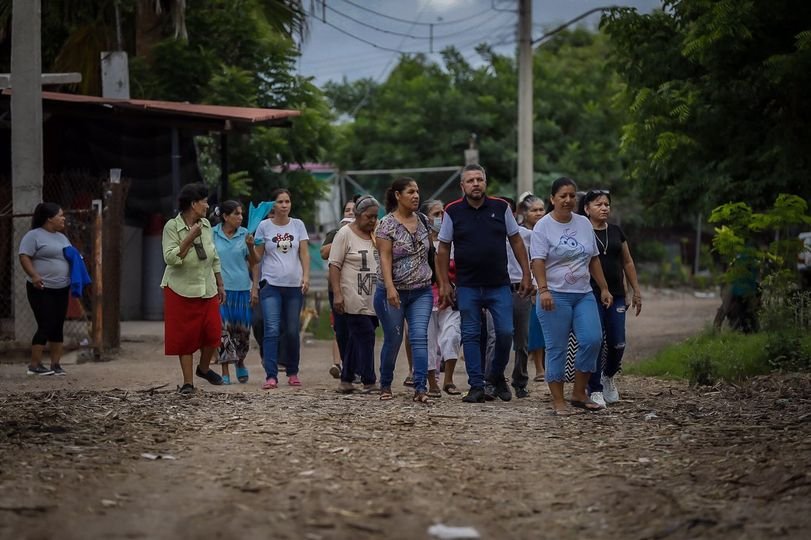 Entrega Rocha más apoyos económicos a damnificados por lluvias