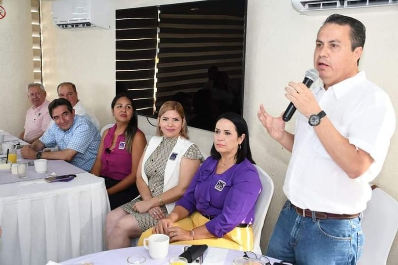 Héctor Melesio Cuén Ojeda se reúne con la agrupación “Mazatlán Nos Une”.