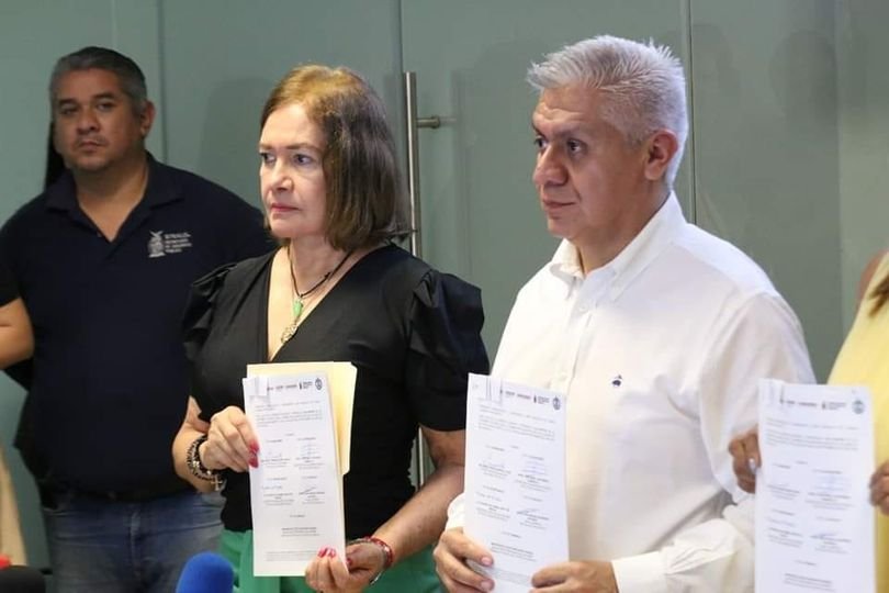 La Fiscal General del Estado ,  Sara Bruna Quiñónez Estrada,  en la firma del Co