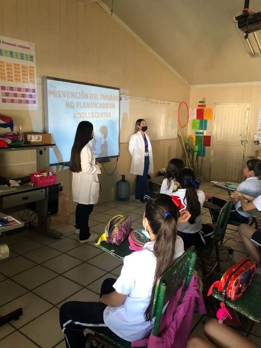 Llevan pláticas sobre prevención de embarazo adolescente a escuelas de educación