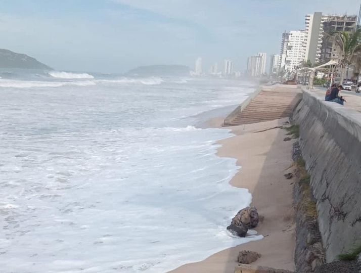 Por marea alta, continúan cerradas las playas de Mazatlán este miércoles