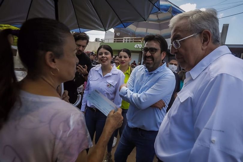 Rocha entrega apoyos a damnificados por lluvias