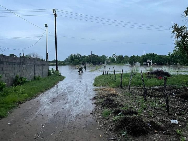 Rocha y DIF entregan apoyos a familias afectadas por lluvias en Navolato Rocha y DIF entregan apoyos a familias afectadas por lluvias en Navolato