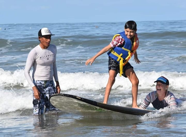 ¡A surfear se ha dicho! Decenas de niños con discapacidad asisten a la clínica d