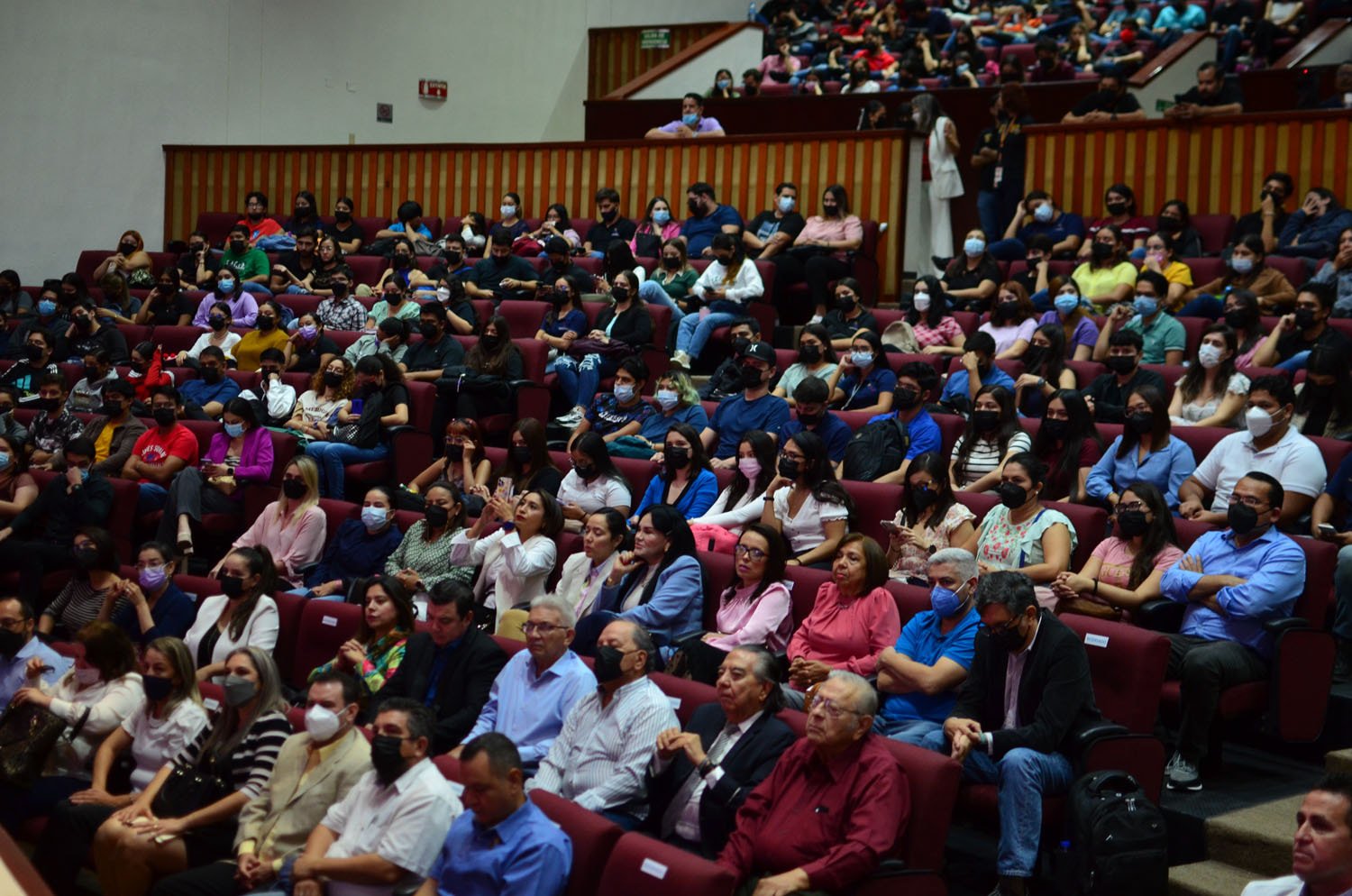 Con la conferencia “Historia de la carrera de QFB” se pone en marcha simposium i