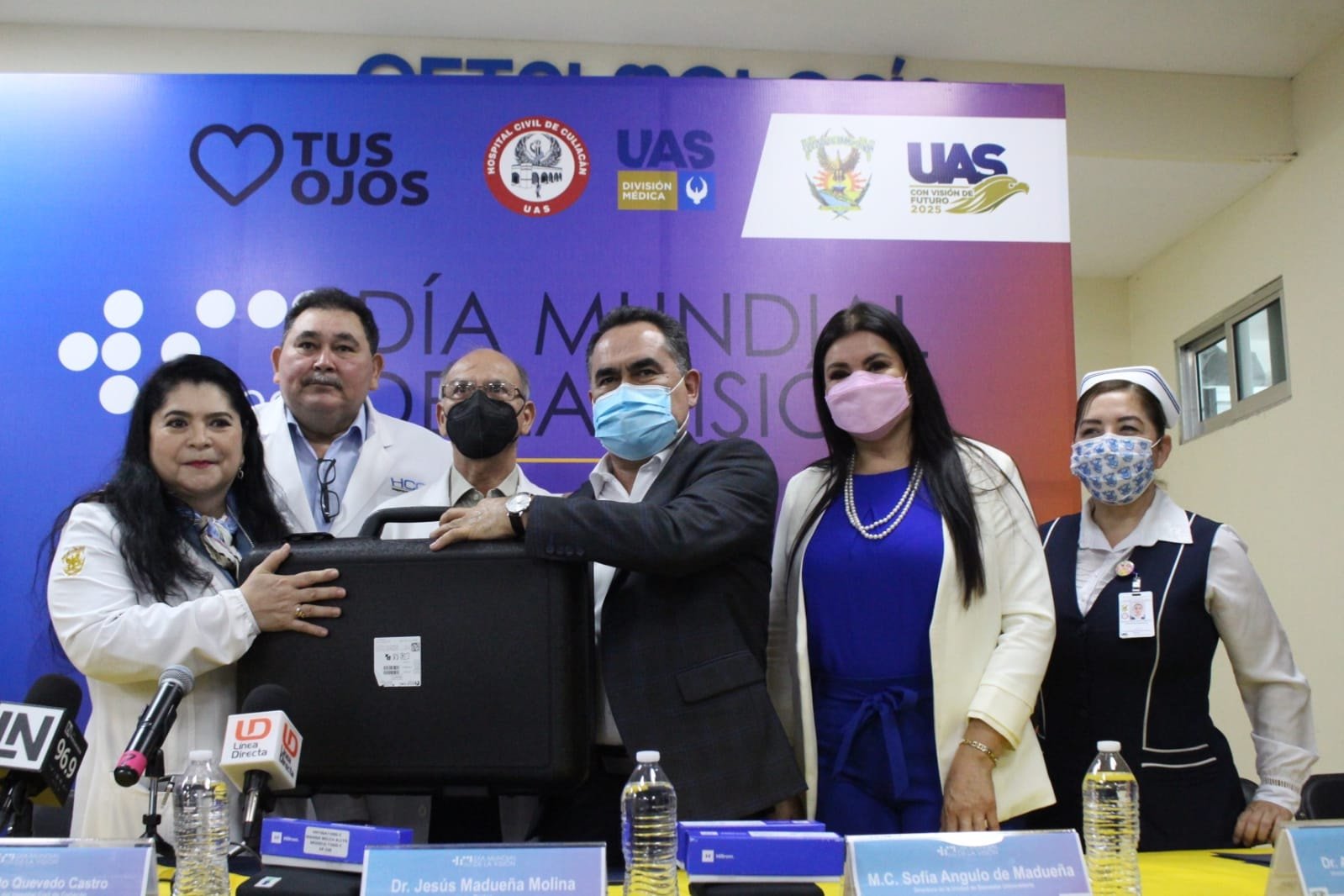 Entrega el Rector equipo al área de Oftalmología del CIDOCS Entrega el Rector equipo al área de Oftalmología del CIDOCS