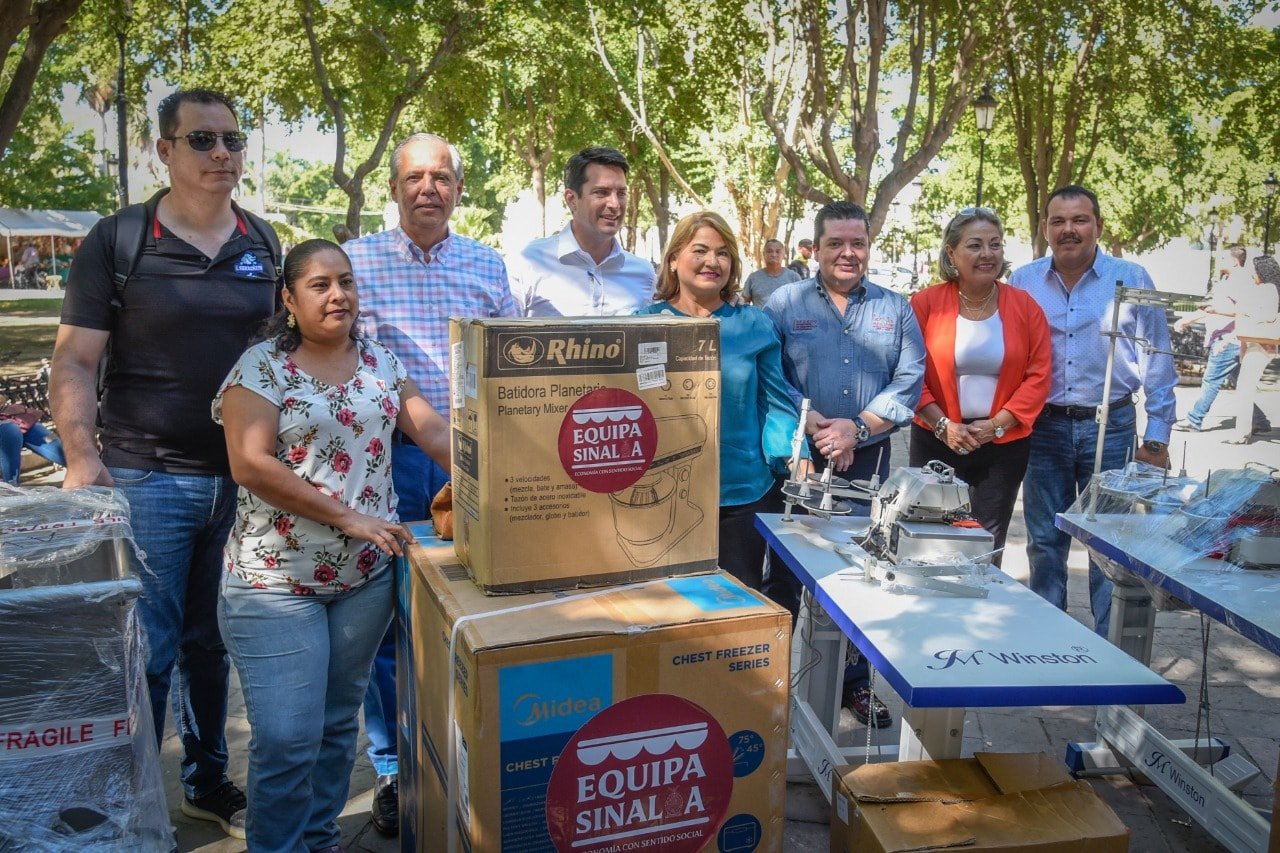 Entregan equipos productivos a 14 emprendedores en Ahome. Entregan equipos productivos a 14 emprendedores en Ahome.