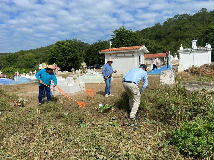 Gobierno Municipal limpia panteones de la zona rural para Día de Muertos