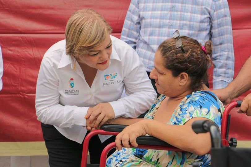 Gobierno Municipal y Sistema DIF Mazatlán entregan aparatos funcionales a person
