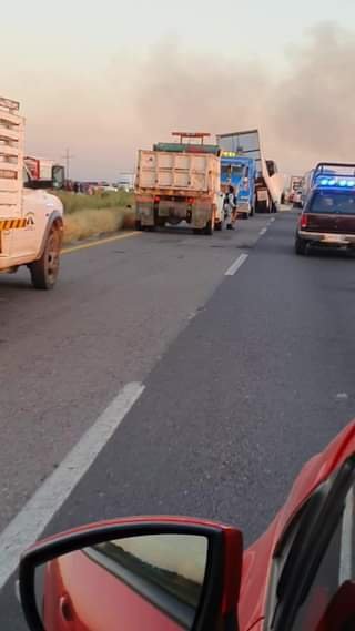 LA VOLCADURA DE UN TRAILER EN EL KILÓMETRO 98 POR LA MAXIPISTA CULIACÁN-MAZATLÁN