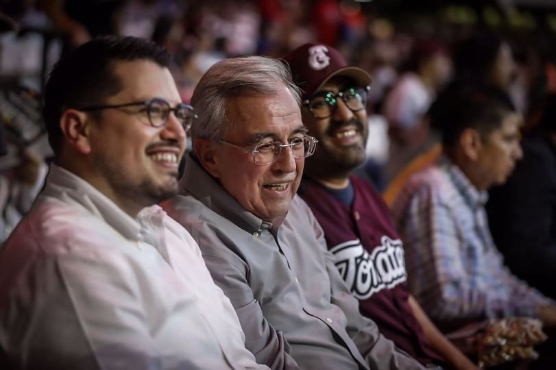 Rocha asiste al juego inaugural de Tomateros de Culiacán