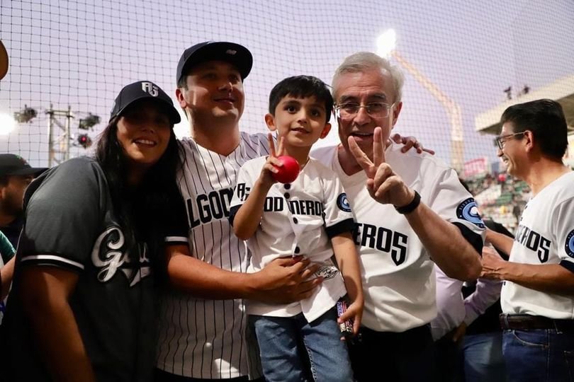 Rocha asiste al juego inaugural en Guasave