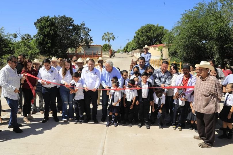 Rocha entrega el puente que prometió en La Apoma
