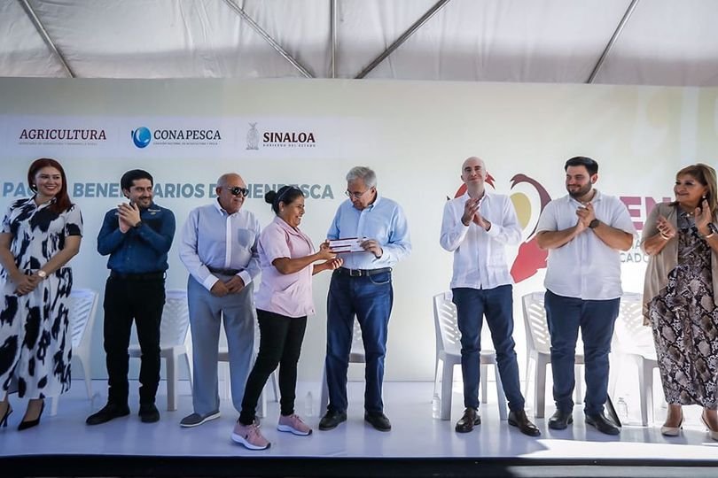 Rocha entregó tarjetas del Bienpesca en Mazatlán