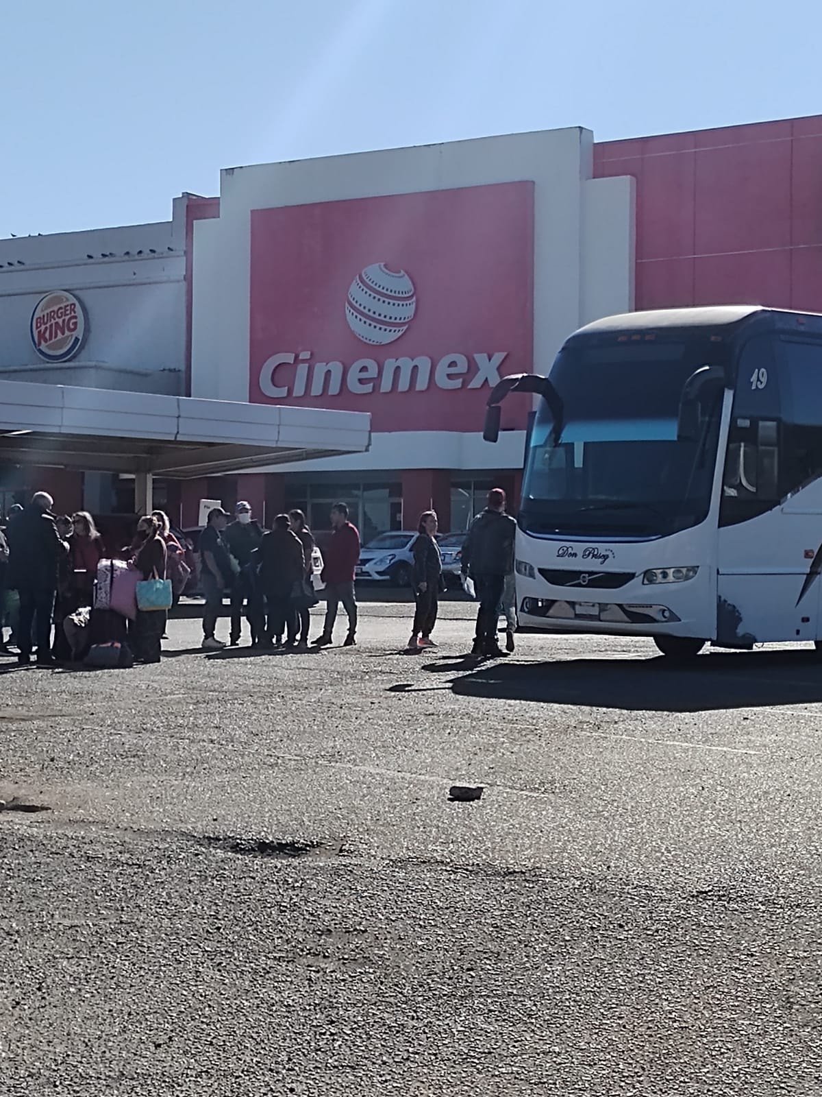 DESDE EL ESTACIONAMIENTO DE SORIANA ZAPATA EN CULIACÁN, DESDE AYER VIERNES POR L