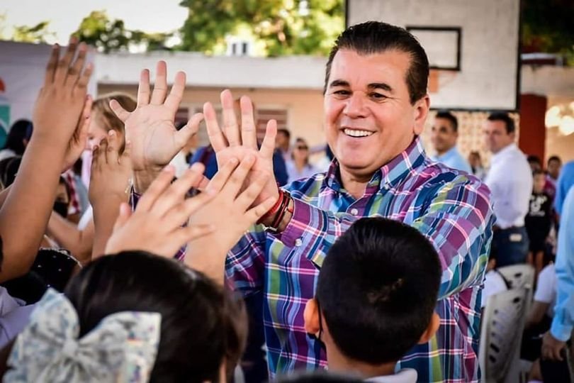 *El Alcalde de Mazatlán entrega tres aulas y dos minisplit a estudiantes de la p