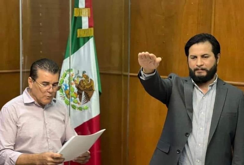 ***El alcalde Edgar González entrega nombramiento al nuevo Director de Planeacio
