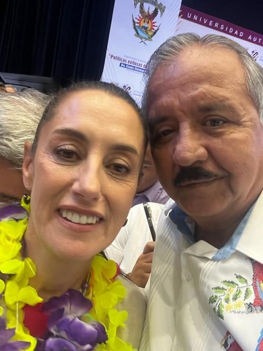 El exalcalde de Culiacán, Jesús Estrada Ferreiro, posa muy de cerca con la Jefa