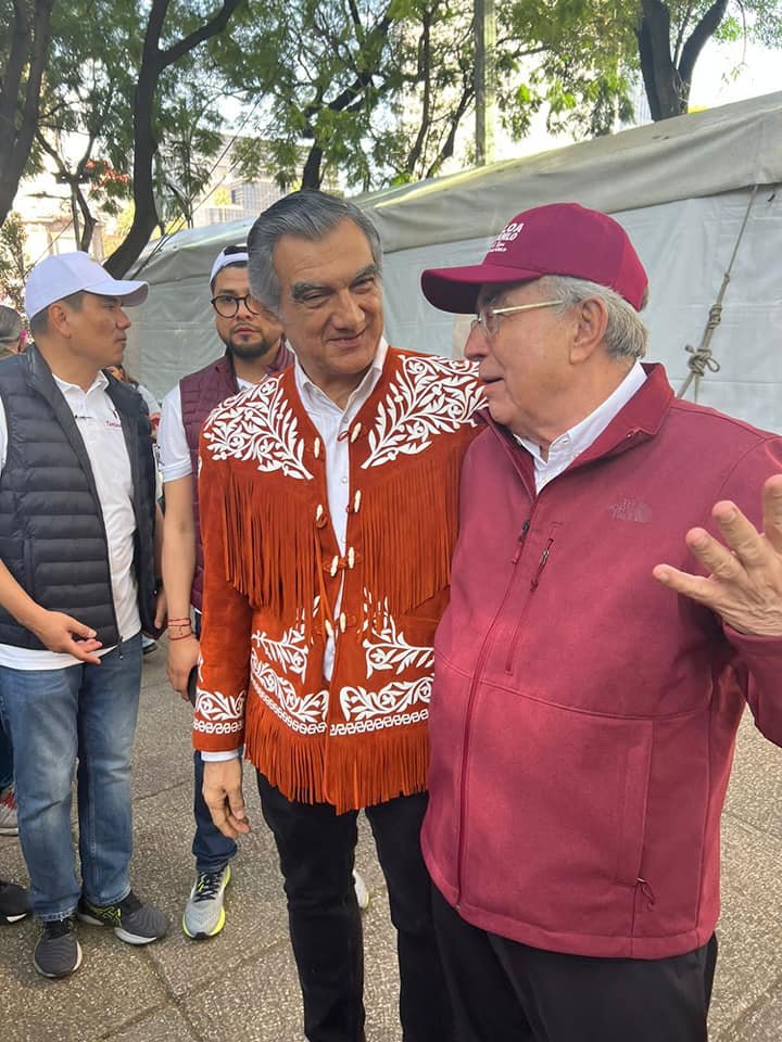 El gobernador Rubén Rocha Moya arriba al punto de reunión y saluda a los partici