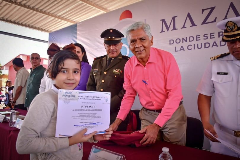 *Gobierno Municipal lleva el Lunes Cívico a Villa Unión*