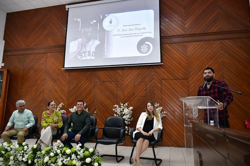 *Gobierno Municipal reconoce al beisbolista campeón de Grandes Ligas y mazatleco