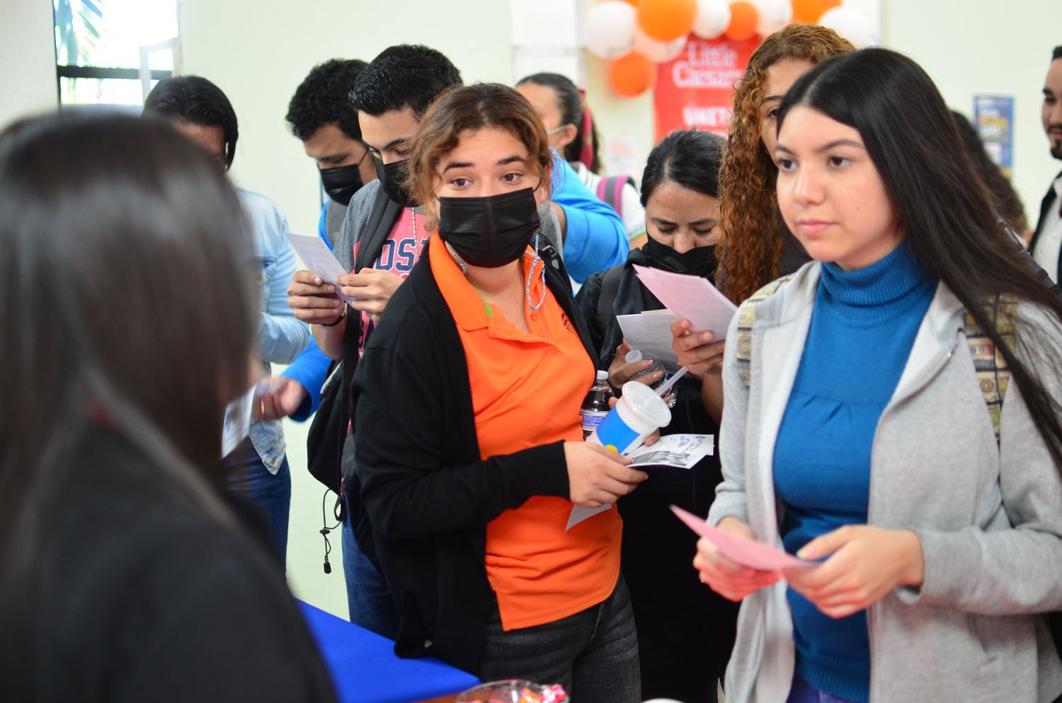 Jóvenes universitarios ven en la Feria del Empleo una oportunidad para su desarr