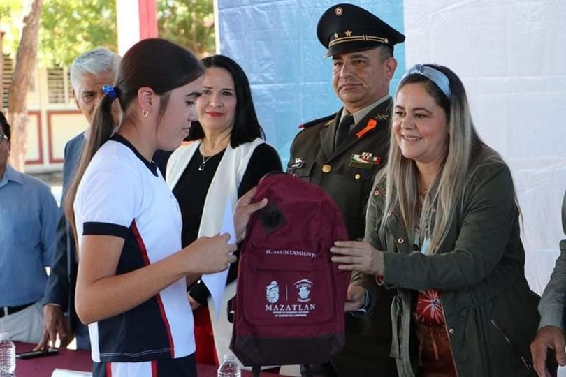 Para fomentar los valores cívicos entre las niñas, niños y adolescentes, la pres