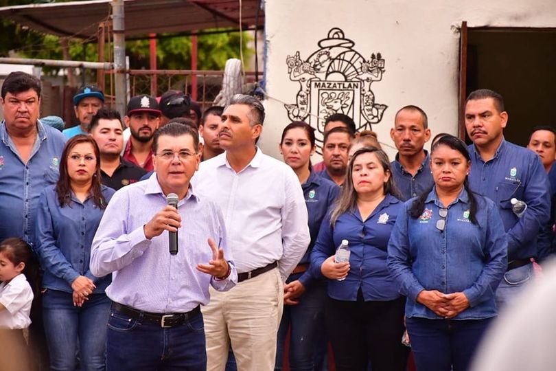 *Visita alcalde, Edgar González Zatarain, campamento de parques y jardines en el