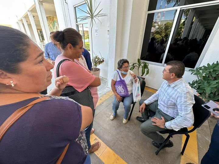 *Alcalde Edgar González atiende de manera directa a ciudadanos que lo abordaron *Alcalde Edgar González atiende de manera directa a ciudadanos que lo abordaron