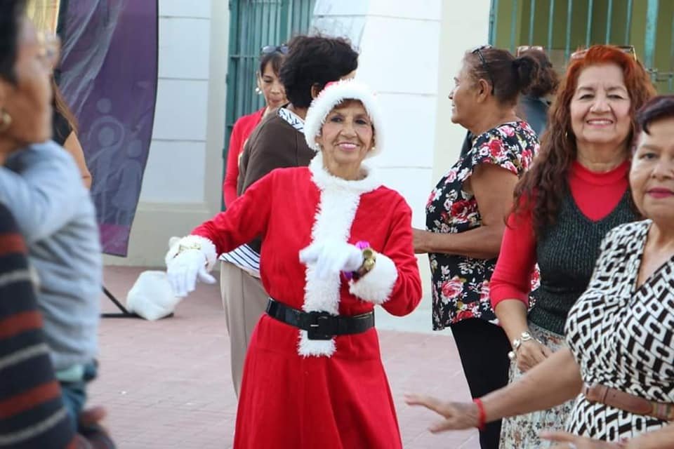 Con gran alegría disfrutaron adultos mayores del último Jueves de Danzón del año