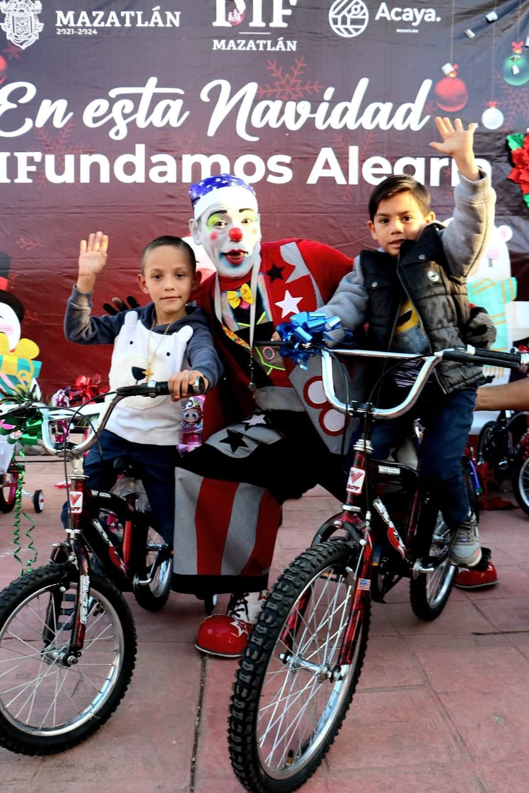 Con gran alegría recibieron niñas y niños del poblado La Palma Sola, pertenecien