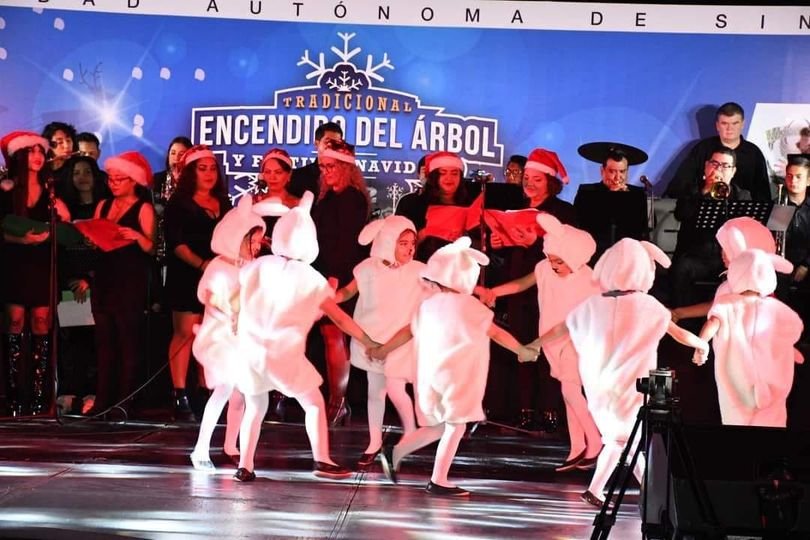Entre música y armonía encienden árbol navideño universitarios de la URS Entre música y armonía encienden árbol navideño universitarios de la URS