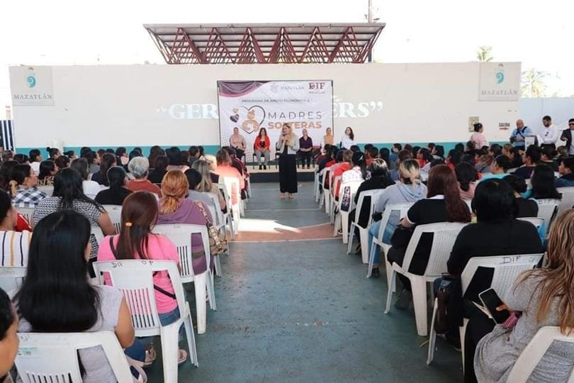 Entregan Gobierno Municipal y Sistema DIF Mazatlán apoyos económicos a madres so Entregan Gobierno Municipal y Sistema DIF Mazatlán apoyos económicos a madres so