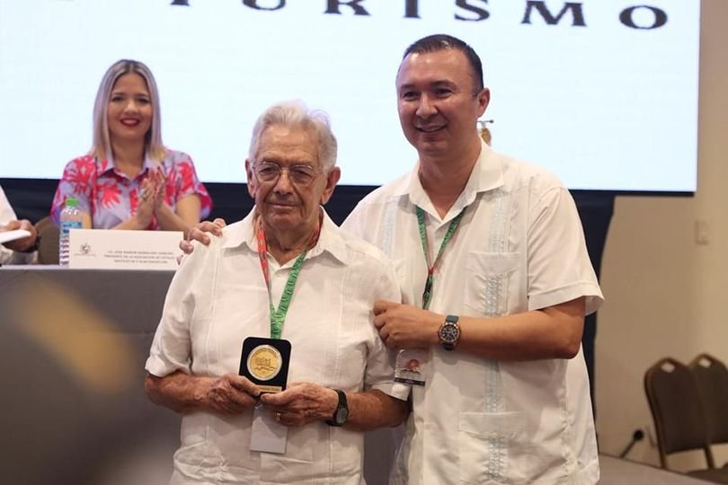 Entregan la presea a la Trayectoria Turística
