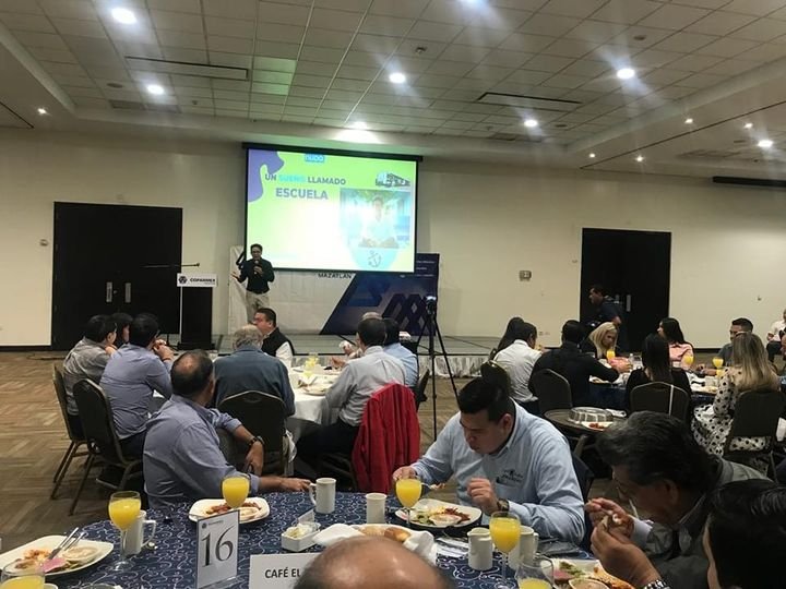 Imparte Juan Alfonso Mejía conferencia “Un Sueño Llamado Escuela”