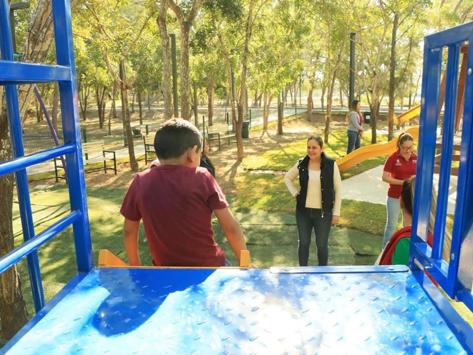 *Inaugura Alcalde Edgar González área de juegos infantiles en el Parque Central.
