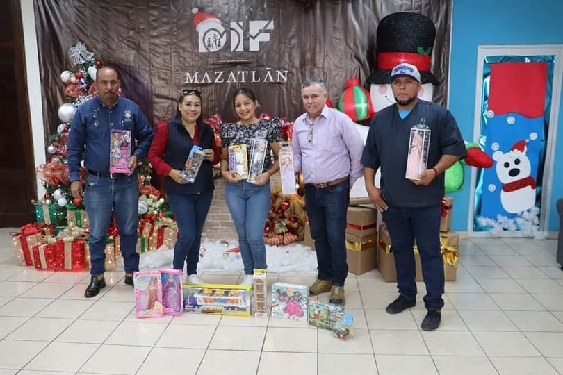 Los donativos de juguetes y dulces continúan llegando a las oficinas de DIF Maza