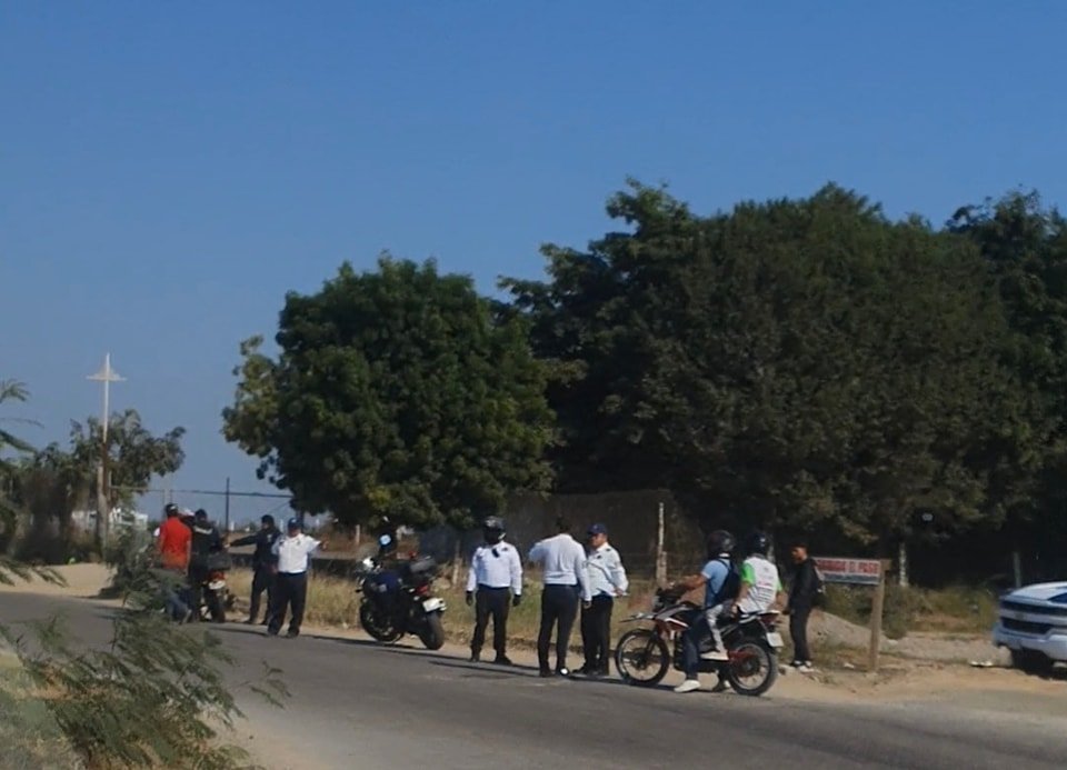 Mientras a Mazatlán lo ahoga el caos vehicular por el turismo y compras navideña