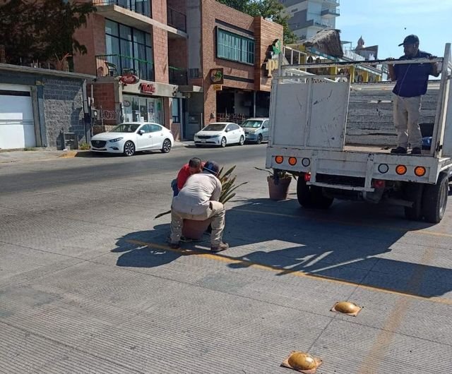 Retiran macetas para liberar espacios de Estacionamiento en el Paseo Claussen