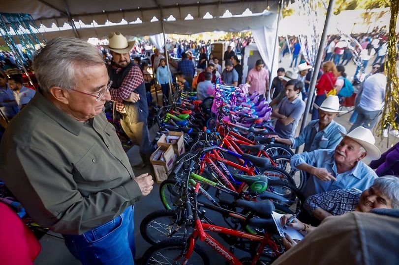 Rocha convive con miles en posada navideña en Jesús María