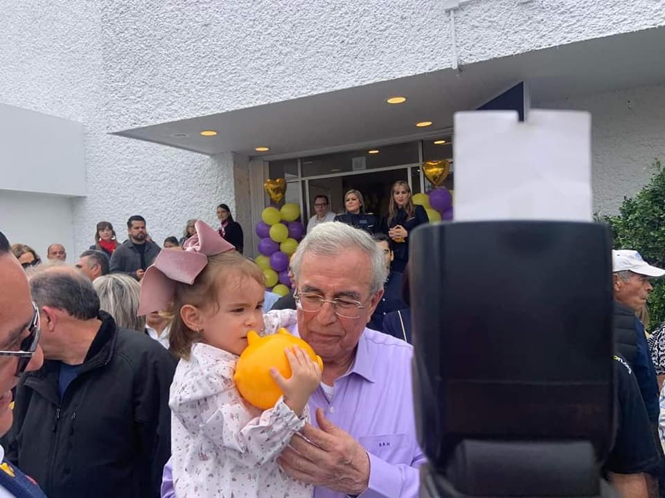 Rocha hace su aportación personal al Teletón Rocha hace su aportación personal al Teletón