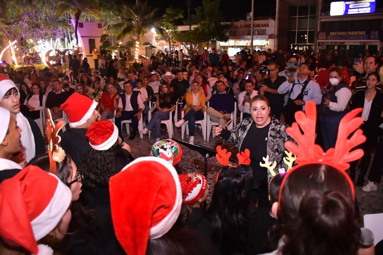 *Se enciende el espíritu navideño en la Plazuela República.*