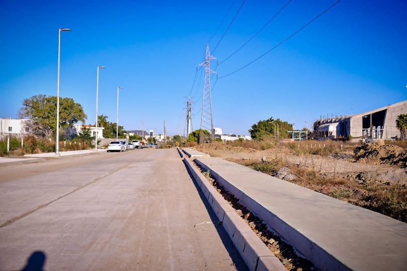 *Alcalde Edgar González supervisa avance de avenida Del Delfin.*