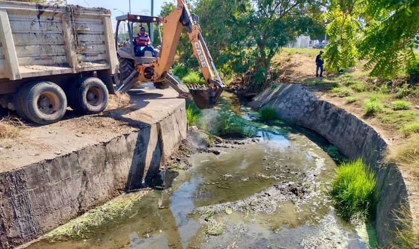*Avanza Obras Públicas en acciones de limpieza de canales.* *Avanza Obras Públicas en acciones de limpieza de canales.*