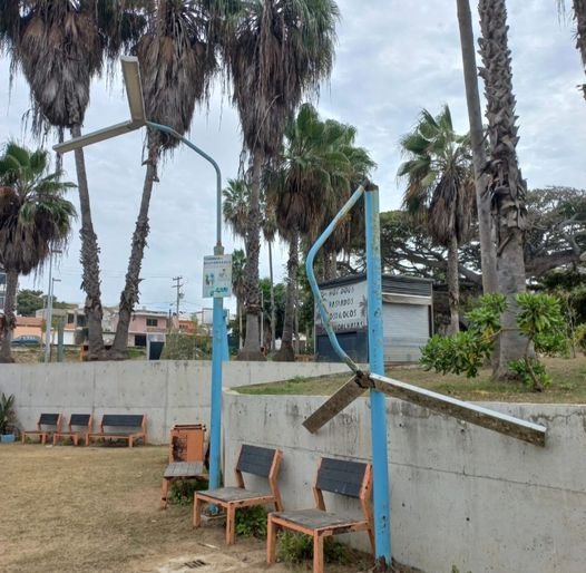 CAE LUMINARIA SOBRE UN NIÑO EN PARQUE «CIUDADES HERMANAS» EN MAZATLÁN.