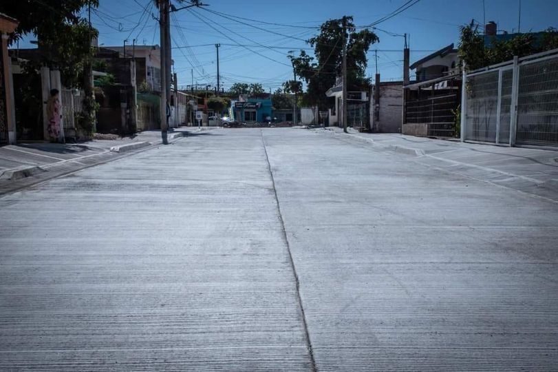 Juan de Dios Gámez supervisa obras de pavimentación en la col. Lombardo Toledano Juan de Dios Gámez supervisa obras de pavimentación en la col. Lombardo Toledano