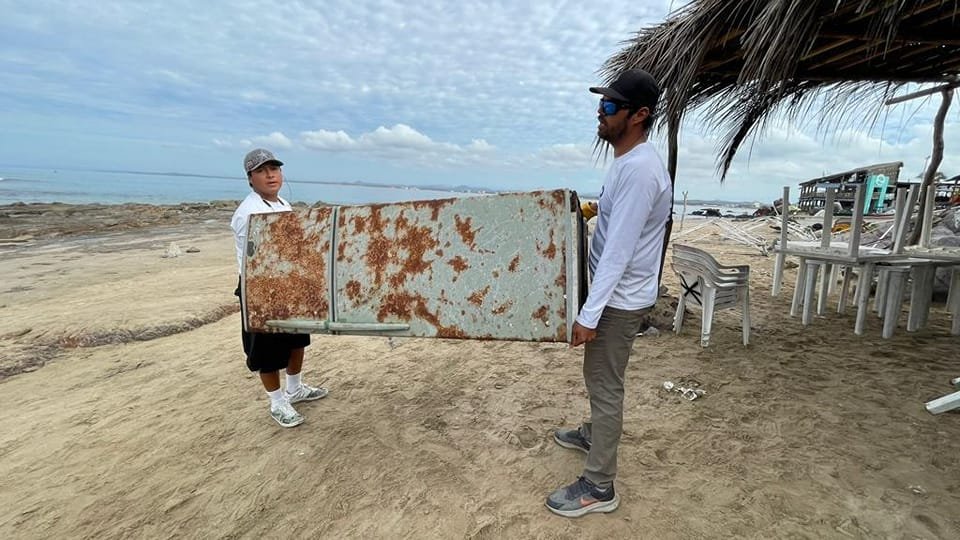 Limpian playa en Punta Cerritos, recogen PET, vidrio, aceite de motor y hasta un