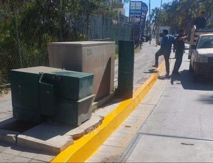 Pintan de amarillo guarniciones de la Avenida Camarón Sábalo, del hotel Quijote