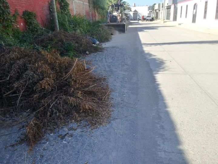 *Retira Obras Públicas escombro y maleza de calles y avenidas de diversas coloni *Retira Obras Públicas escombro y maleza de calles y avenidas de diversas coloni